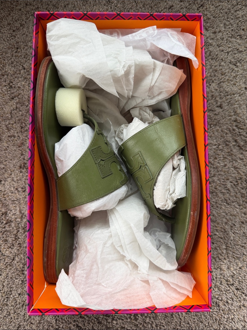 Tory Burch Olive Green Leather Logo Thong Sandals - Picture 7 of 8